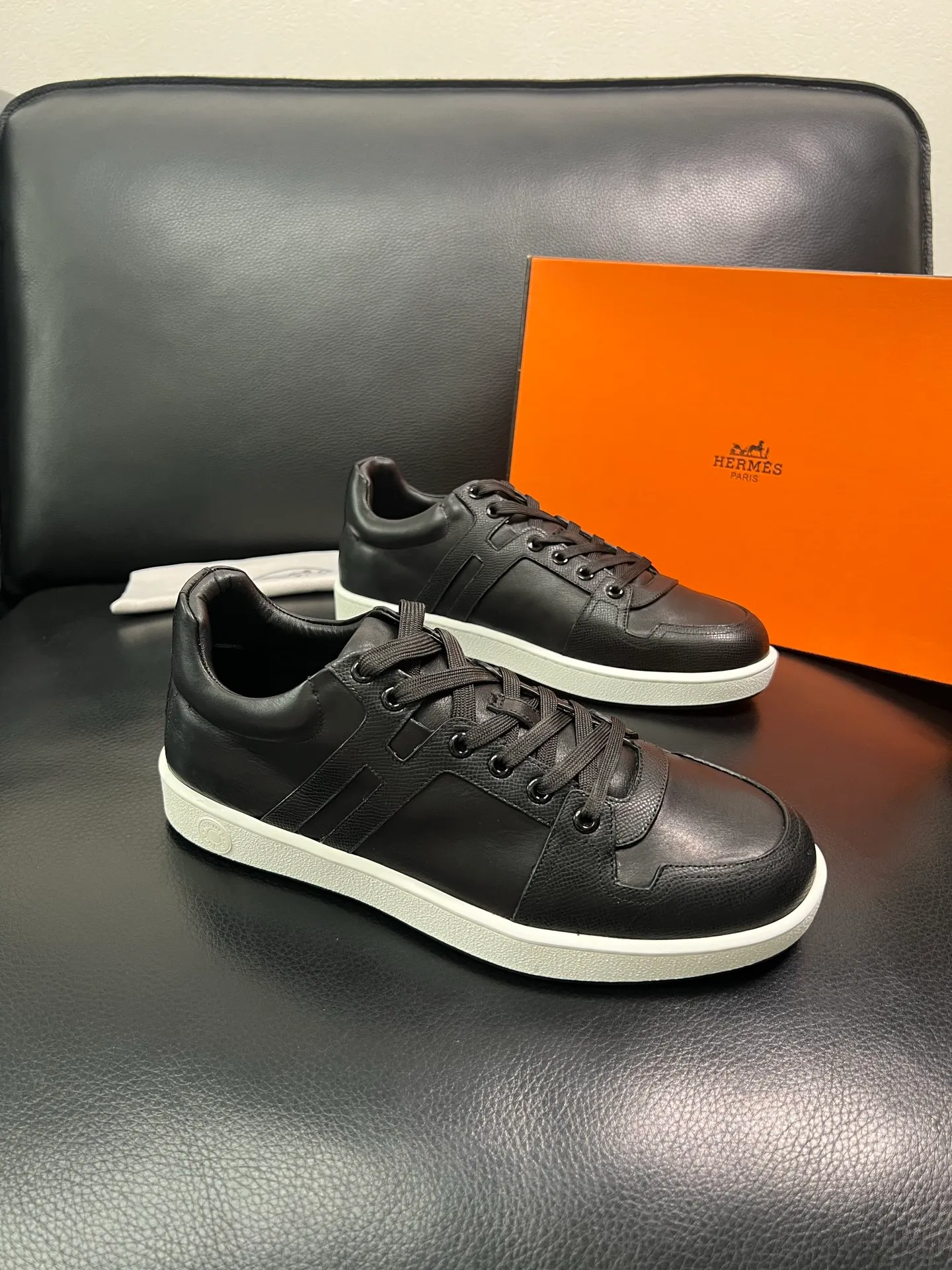 Men's shoes 💰700 Hermes Top Purchasing Agent Hermes counters are on sale at the same time with original factory configuration, original cowhide fabric imported from Italy, high-quality splicing technology, fully imported water-dyed cowhide lining, soles: original soles specially provided by the original factory are super comfortable, the original factory and single goods are of high quality, welcome to compare at the same time at the counter, code number 38-44 (customized 45 46) 85851